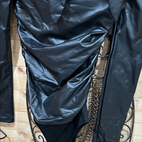 🌷 One Shoulder Bodysuit - Picture 3 of 8